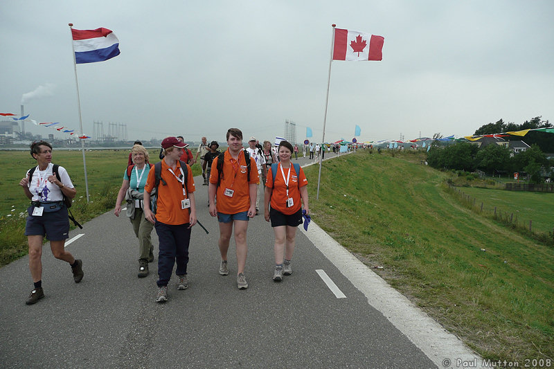 P1000486 Walking along a dyke